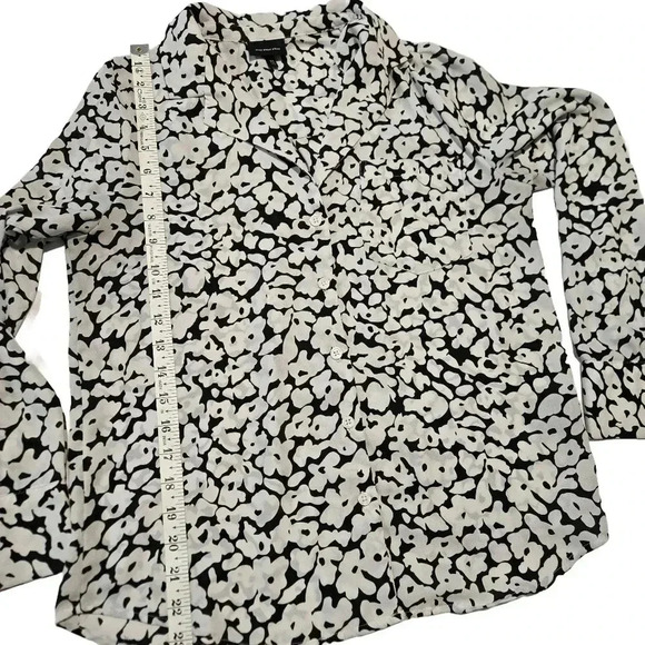 Black and White Floral Button-Up Blouse - Picture 15 of 15